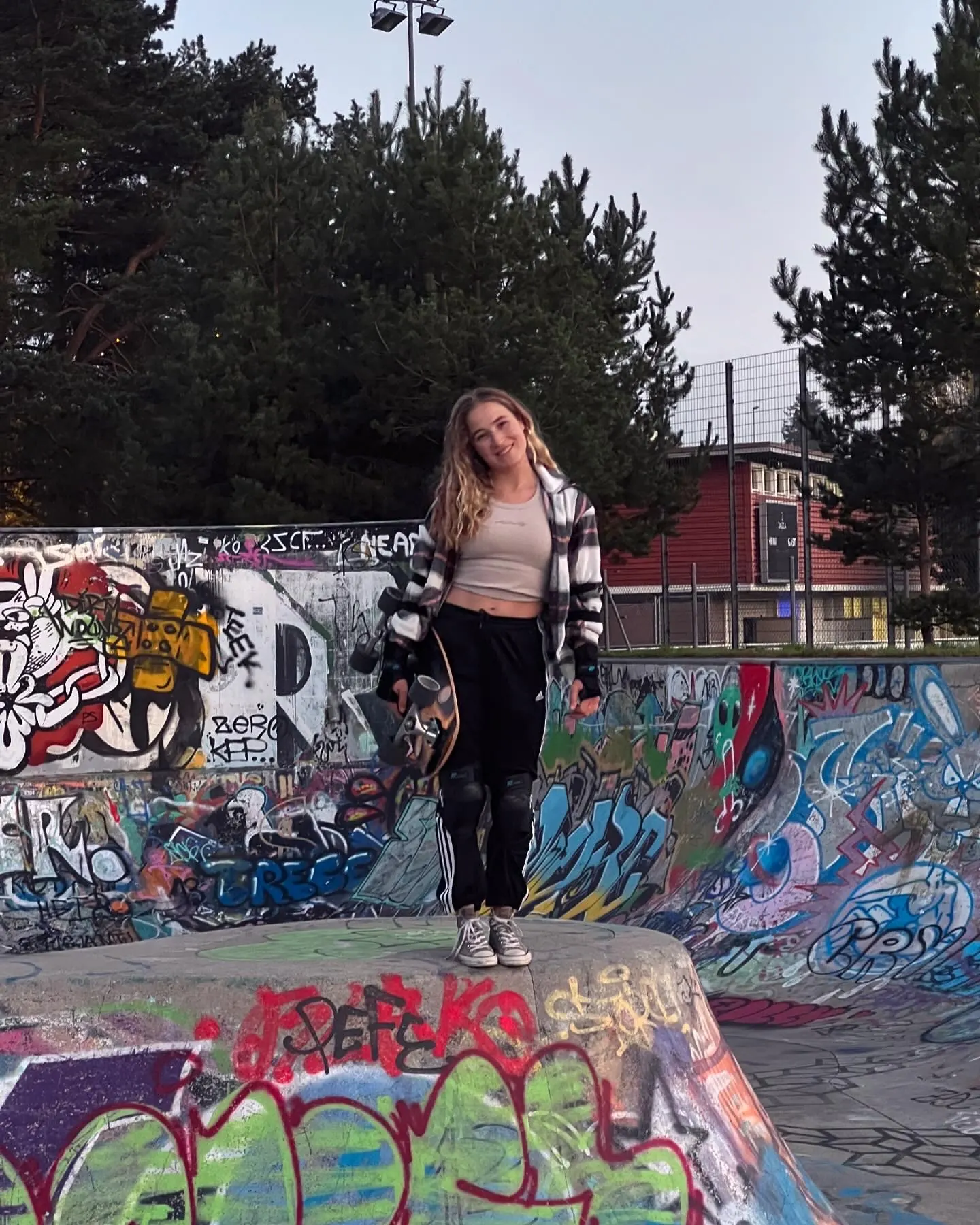 Evelyne with her Koabär surfskate in a graffiti skatepark